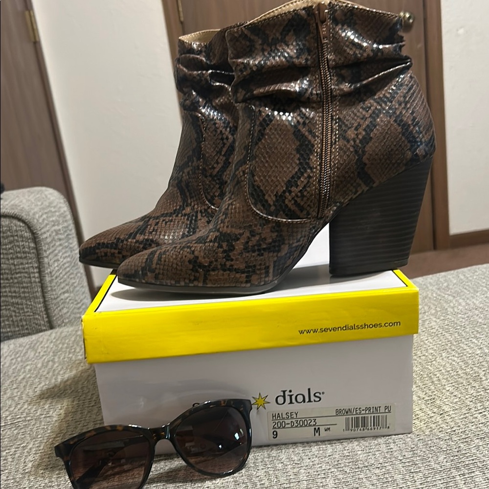 Seven Dials Brown Ankle Boots with Cap Toe and Lace-Up Design